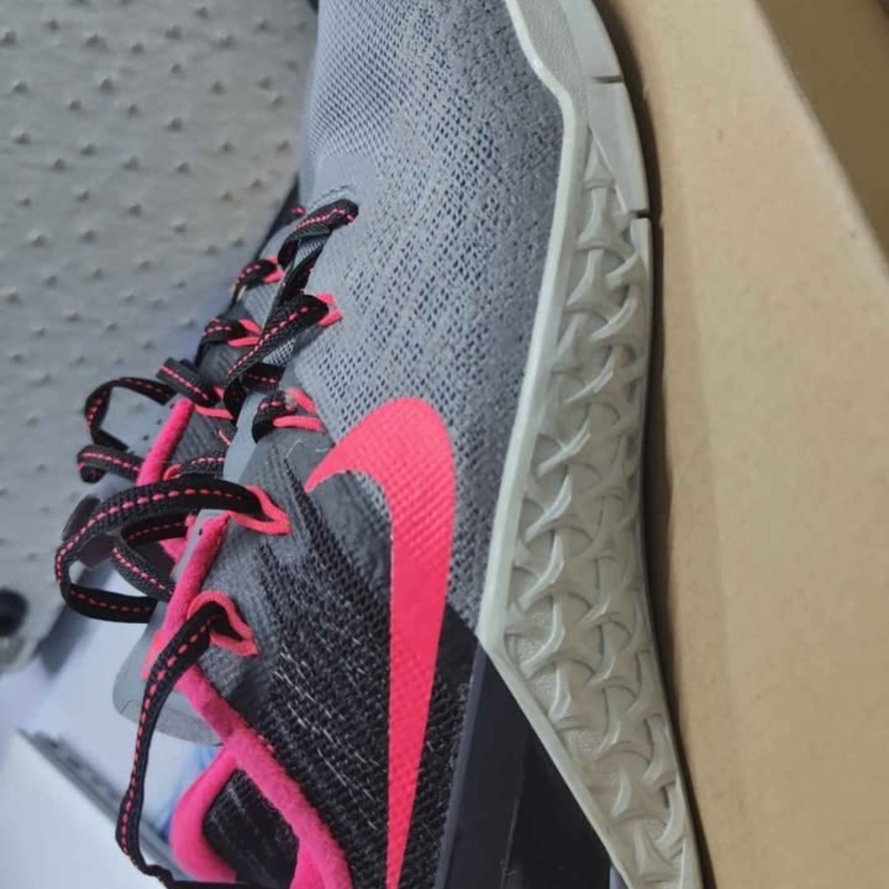 Nike Women's Gray and Pink Athletic Shoes